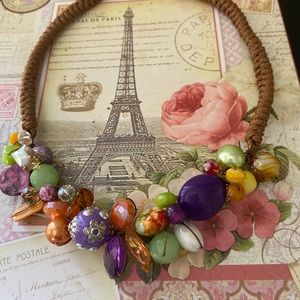 Collar de cuentas de colores